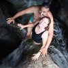 Uma cachoeira sob as pedras no Vale da Lua